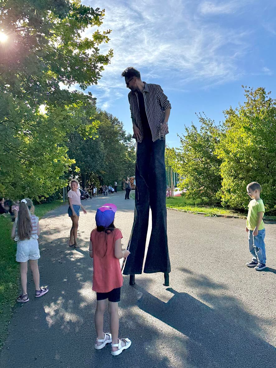 Herec na chůdách - chůdaři - event - Praha 10 - 2025 Herec na chůdách - chůdaři - event - Praha 10 - 2025