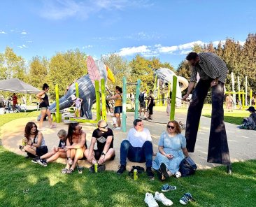 Herec na chůdách - chůdaři - event - Praha 13 - 2025